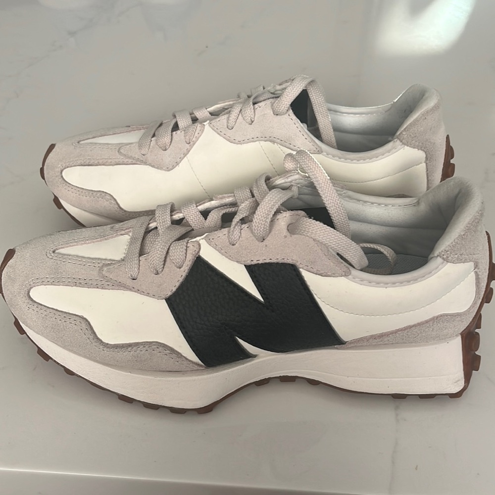 New Balance 327 Women’s SZ 8.5